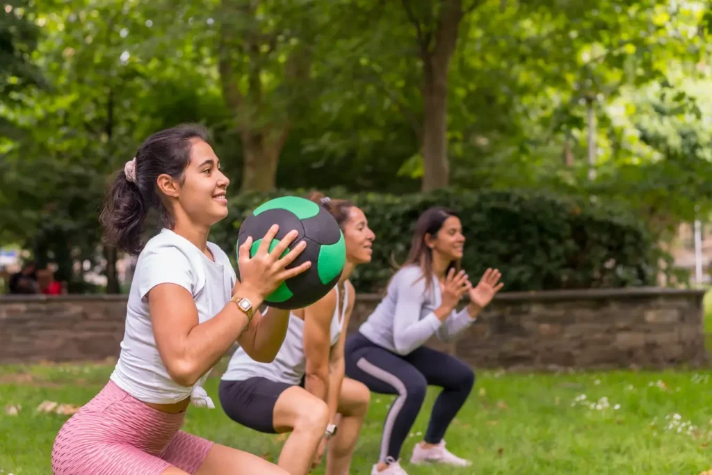 Persona practicando ejercicio al aire libre para mantener un IMC saludable