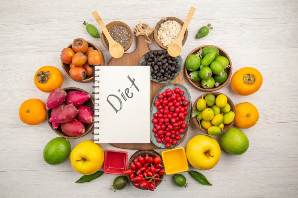 Plato balanceado con alimentos saludables para mejorar el IMC.