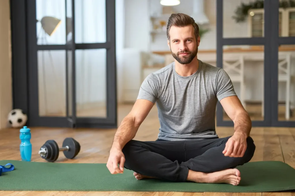 Hombre practicando yoga en fase de recuperación tras manga gástrica endoscópica