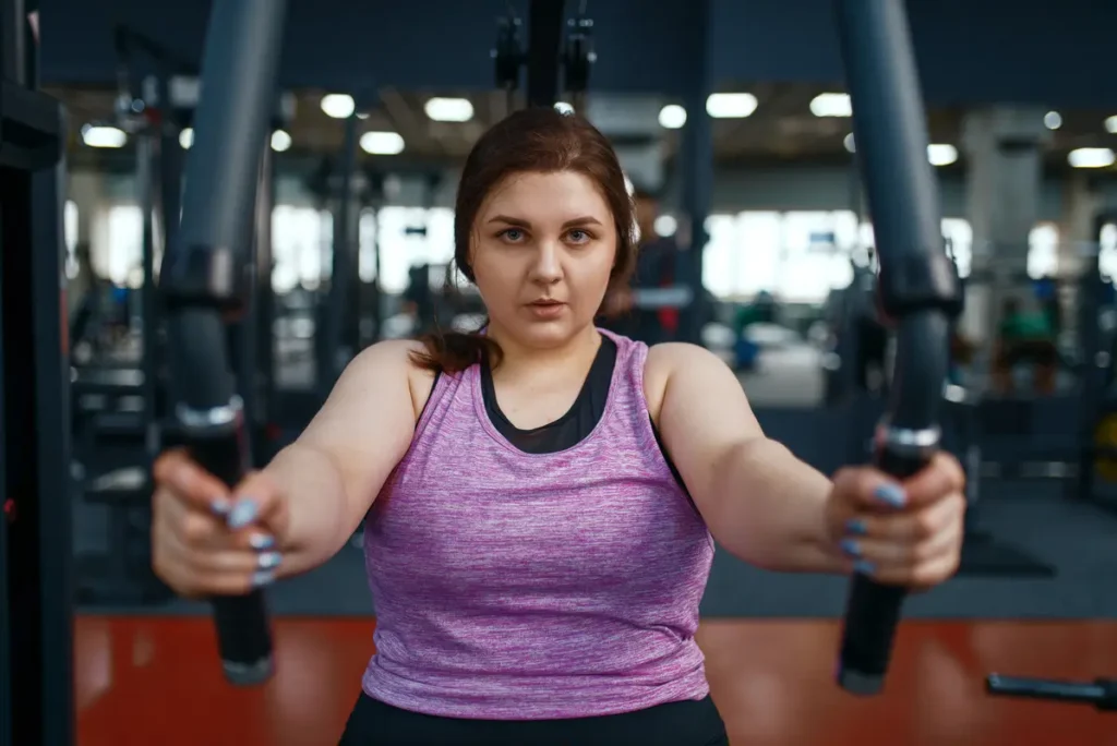 Persona haciendo ejercicio para bajar de peso en un gimnasio
