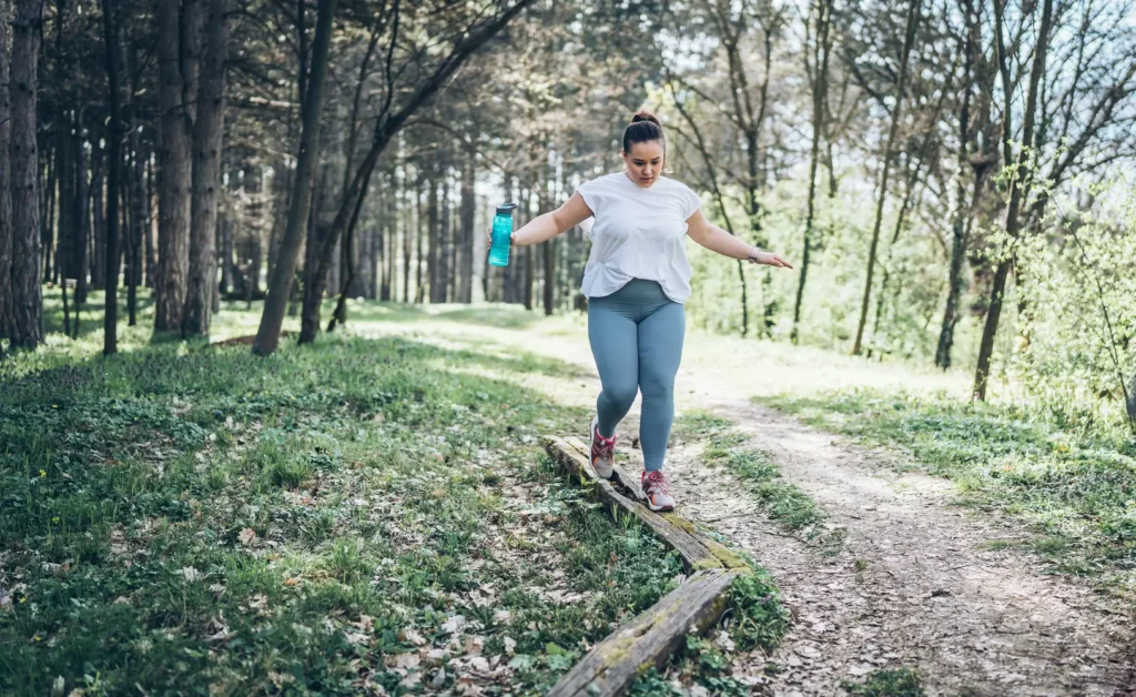 Persona caminando después de una manga gástrica