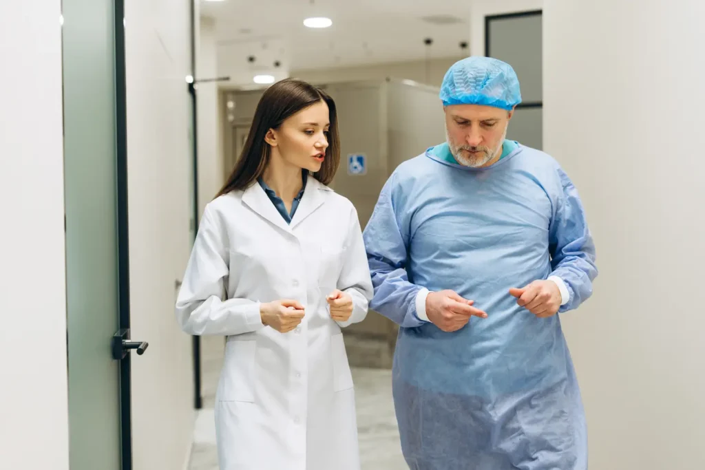 Médico bariátrico explicando los tipos de cirugía bariátrica - manga gástrica endoscopica