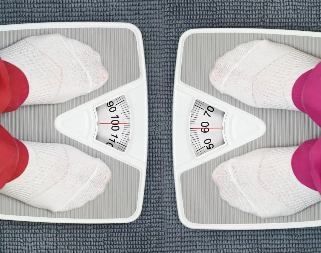 Imagen de una balanza y cinta métrica representando el peso ideal